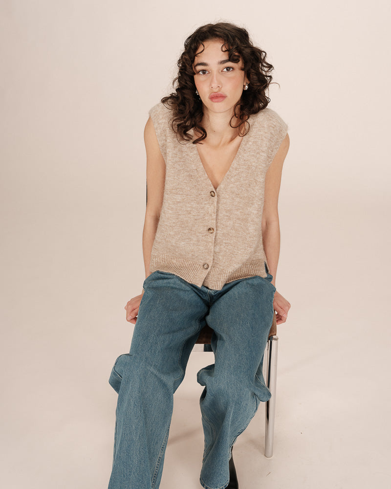 CARDIGAN SIN MANGA SANTA BEIGE