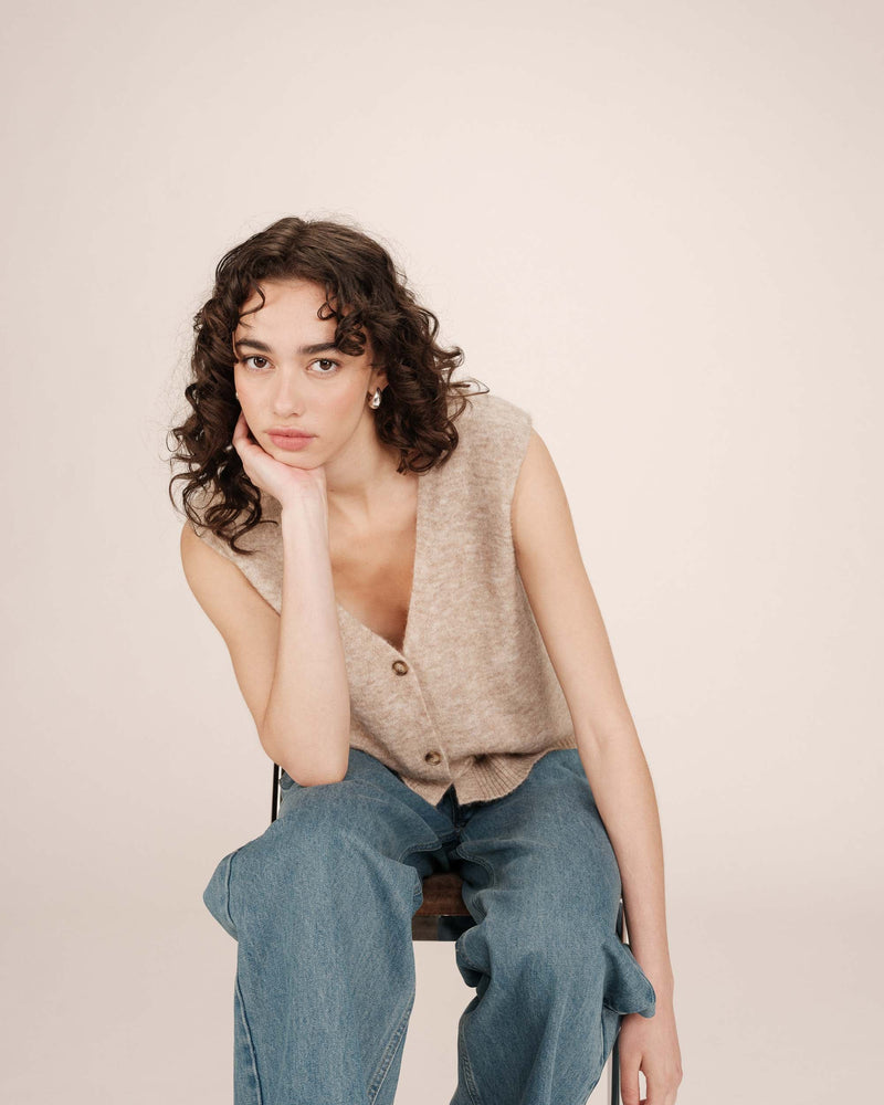 CARDIGAN SIN MANGA SANTA BEIGE